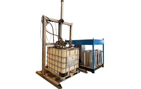 Automatic IBC Tote Tank High Pressure Water Cleaning Machine | Closed Rotary Spraying System for 1000L Chemical/Food Containers